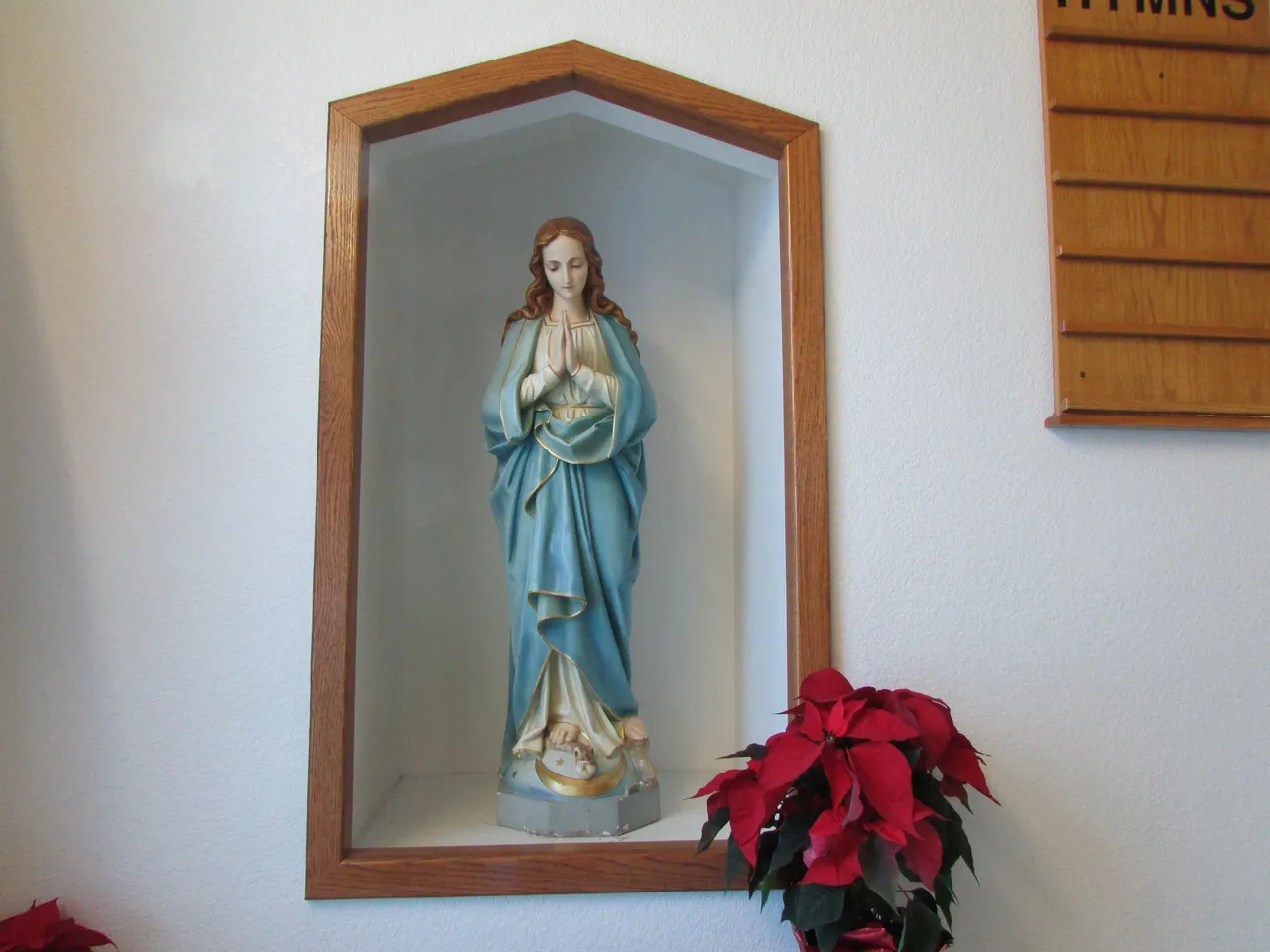 A statue of jesus is shown in a frame.